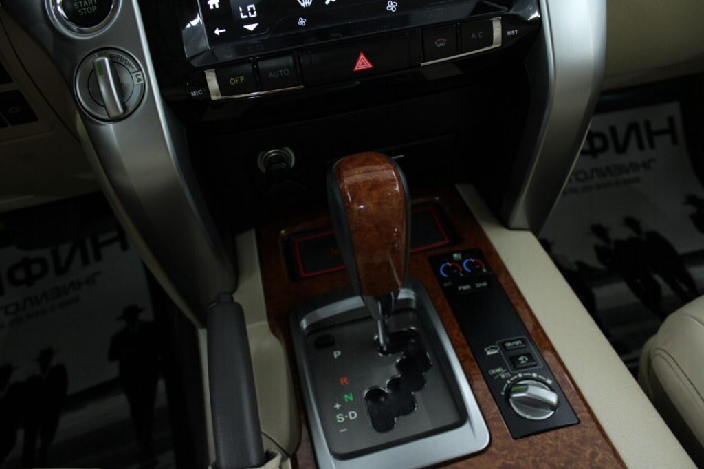 Toyota Land Cruiser J200 · Рестайлинг