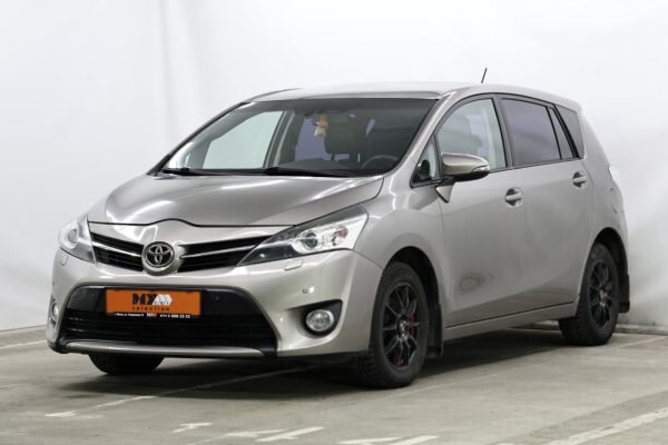 Toyota Verso I · Рестайлинг