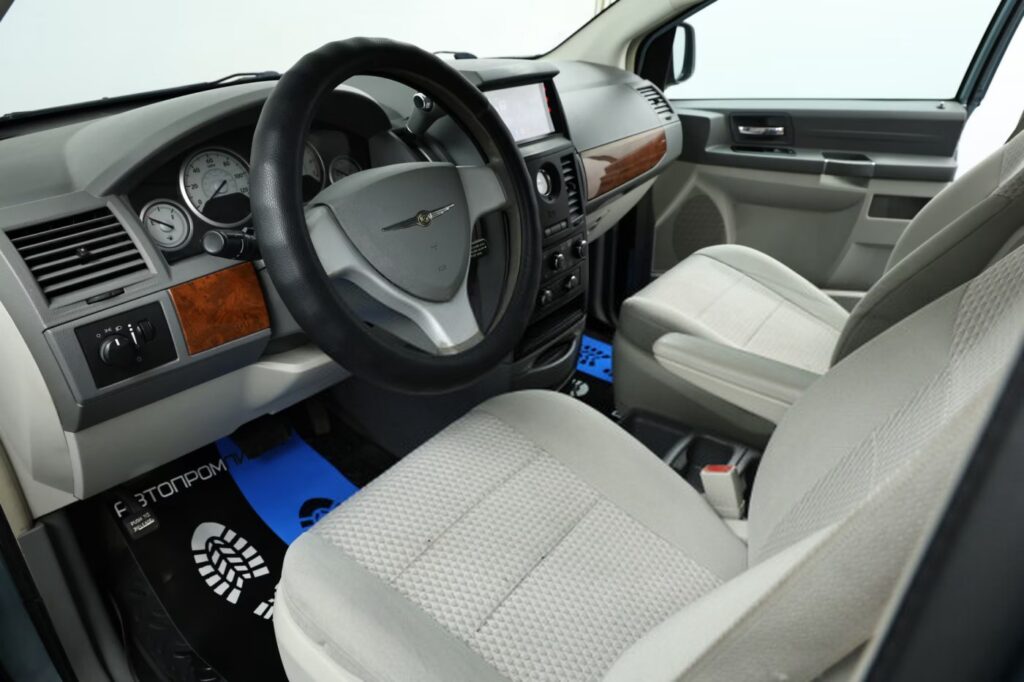 Chrysler Town and Country V
