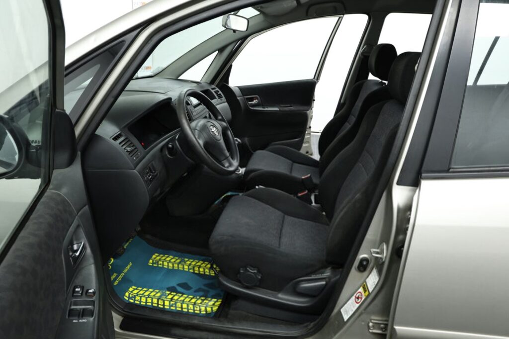 Toyota Corolla Verso I (E120)
