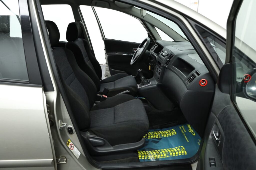 Toyota Corolla Verso I (E120)