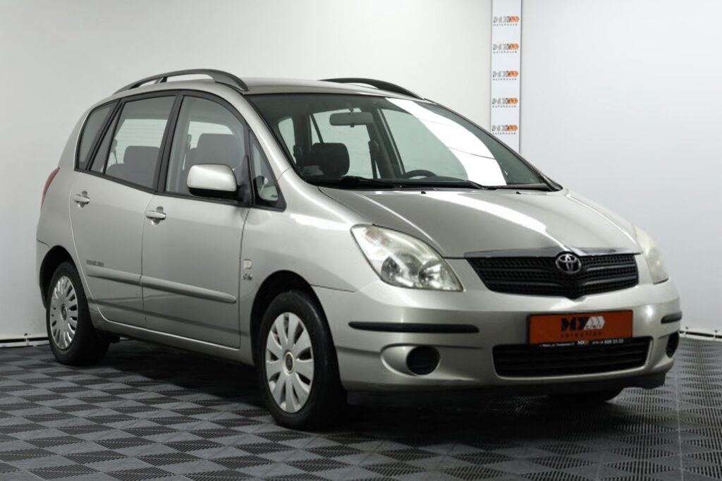 Toyota Corolla Verso I (E120)