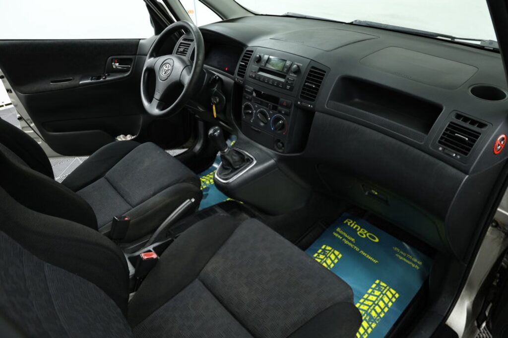 Toyota Corolla Verso I (E120)