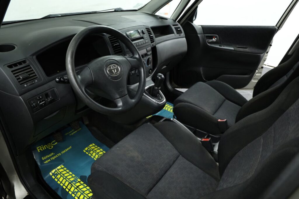 Toyota Corolla Verso I (E120)