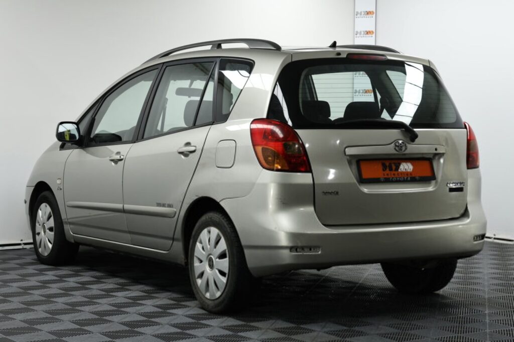 Toyota Corolla Verso I (E120)