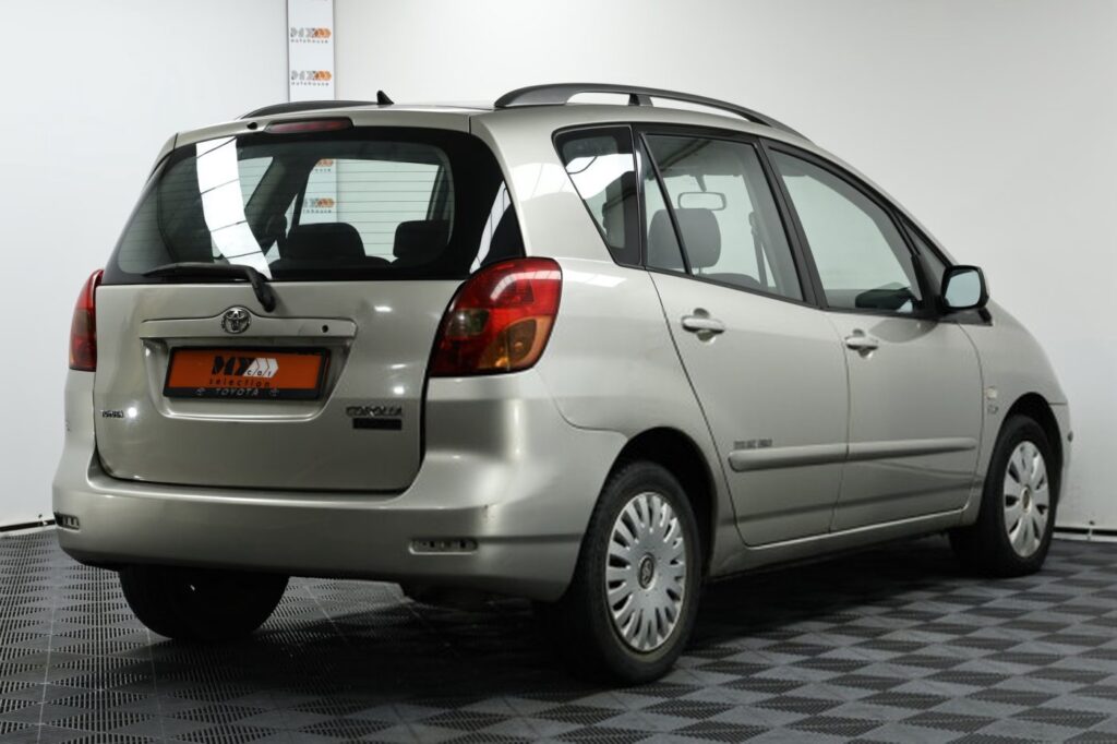 Toyota Corolla Verso I (E120)